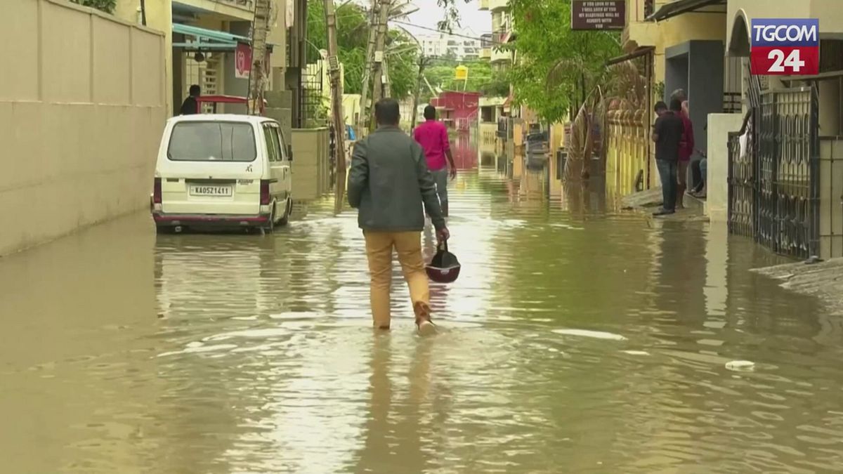 bangalore sommersa le piogge mettono in crisi la capitale tecnologica dell india