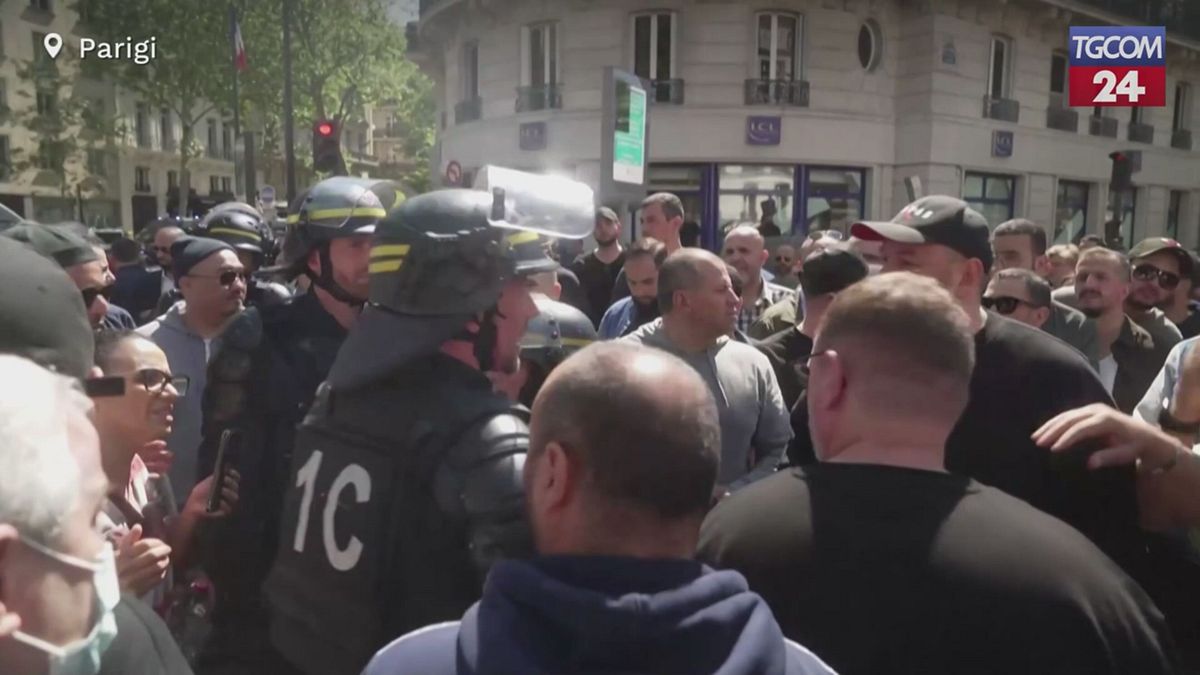 parigi i tassisti scendono in piazza contro le nuove tariffe tensioni con la polizia