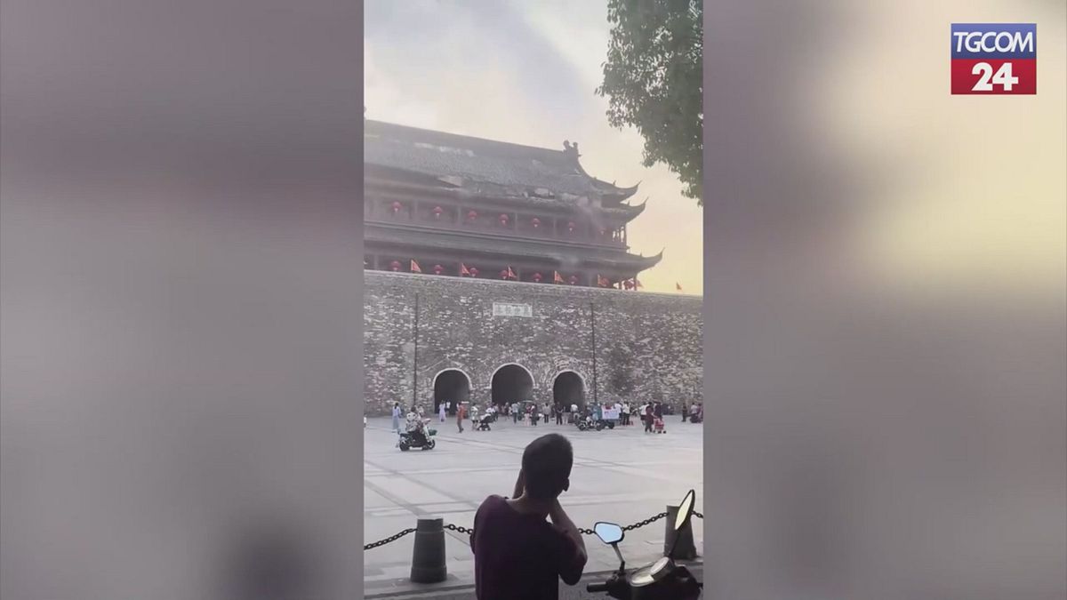 paura in cina crolla parte del tetto della torre del tamburo di fengyang la fuga dei turisti