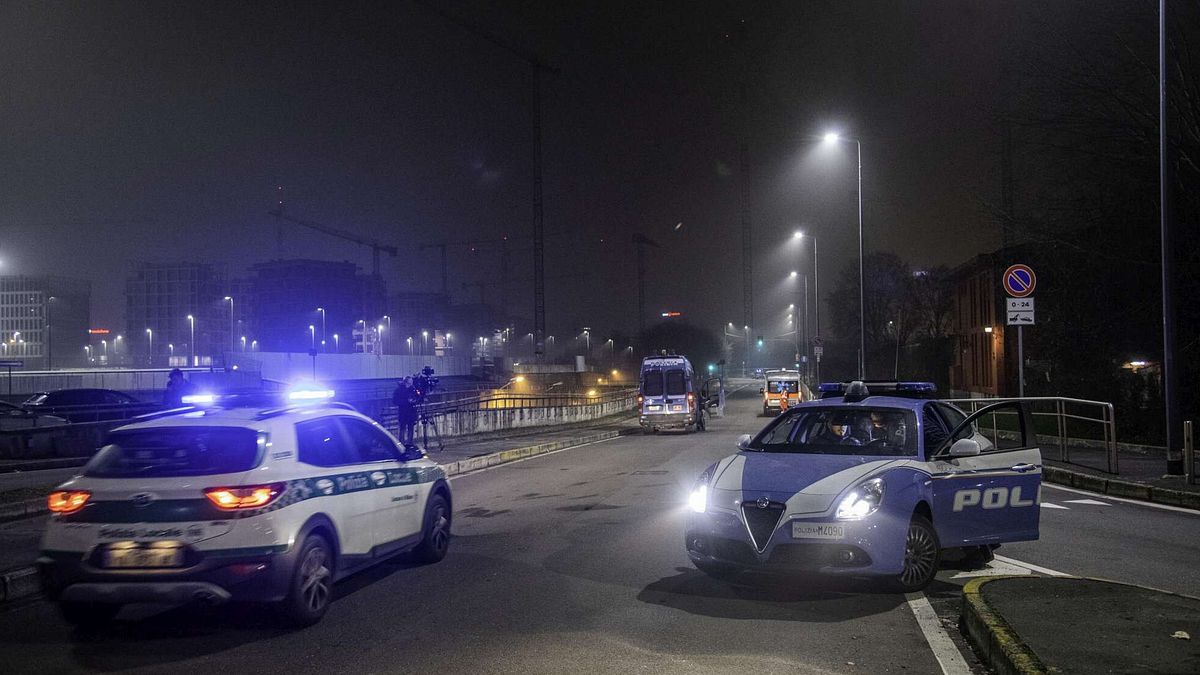 Milano, un 21enne cade mentre fugge in moto dalla polizia e muore | La rabbia dei parenti in ospedale