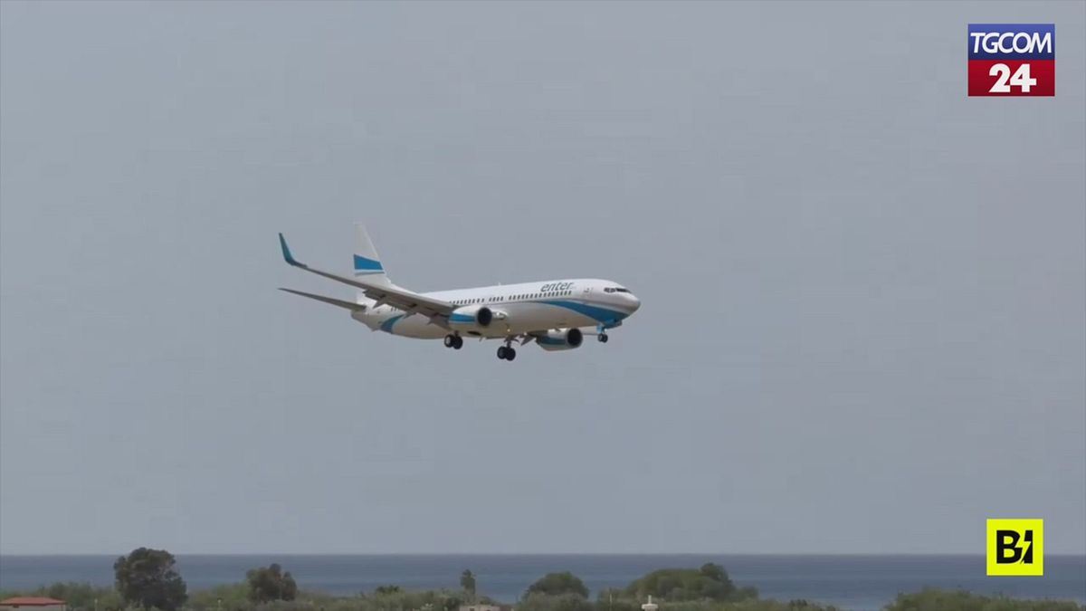 atterraggio da brividi a rodi aereo rimbalza sulla pista per le raffiche di vento