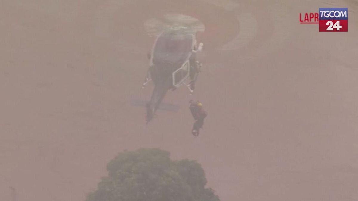 australia alluvione nel nuovo galles del sud persone salvate con elicotteri e barche