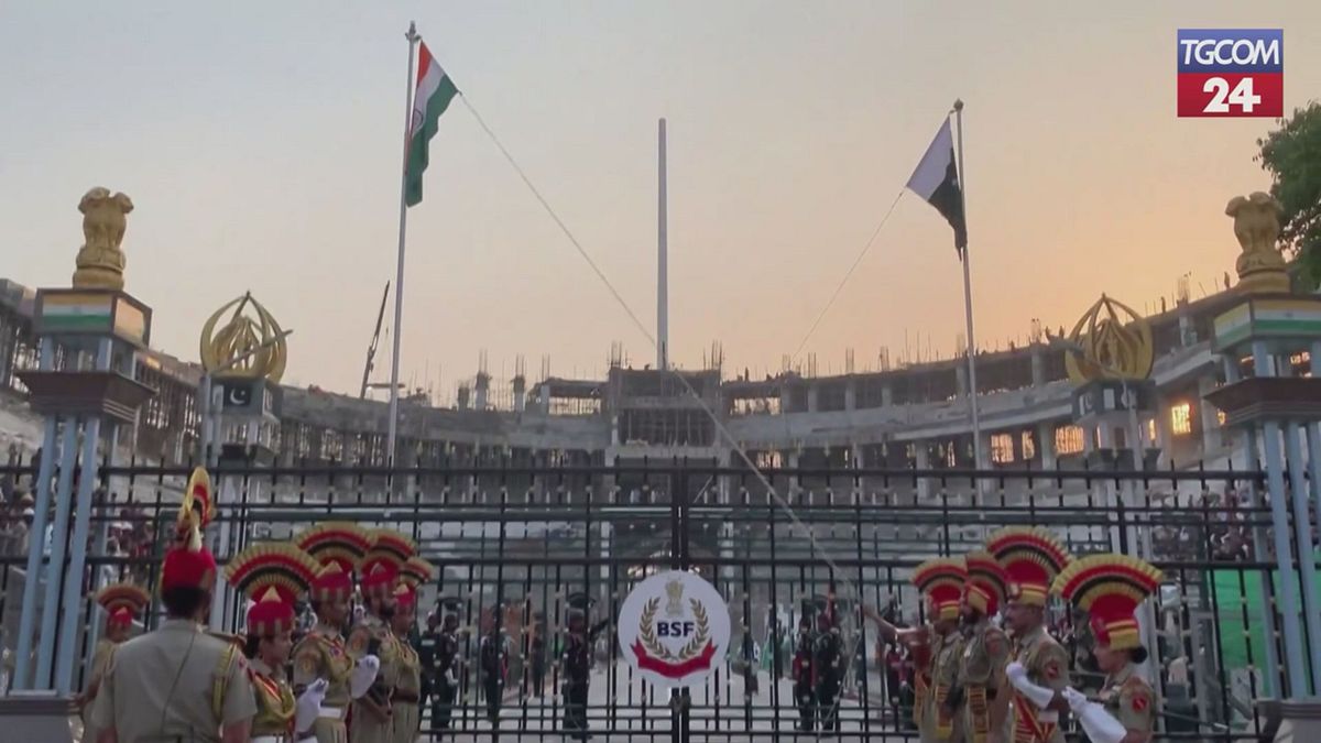 tensione indiapakistan torna lo spettacolo al confine