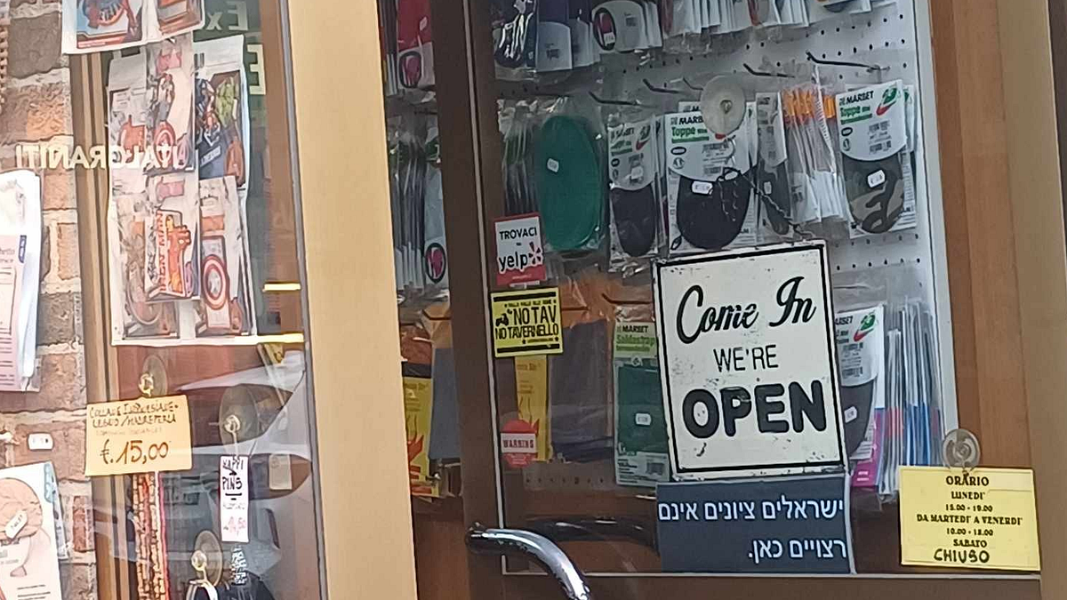  gli israeliani sionisti non sono benvenuti qui frase shock in ebraico apparsa in un negozio del centro di milano