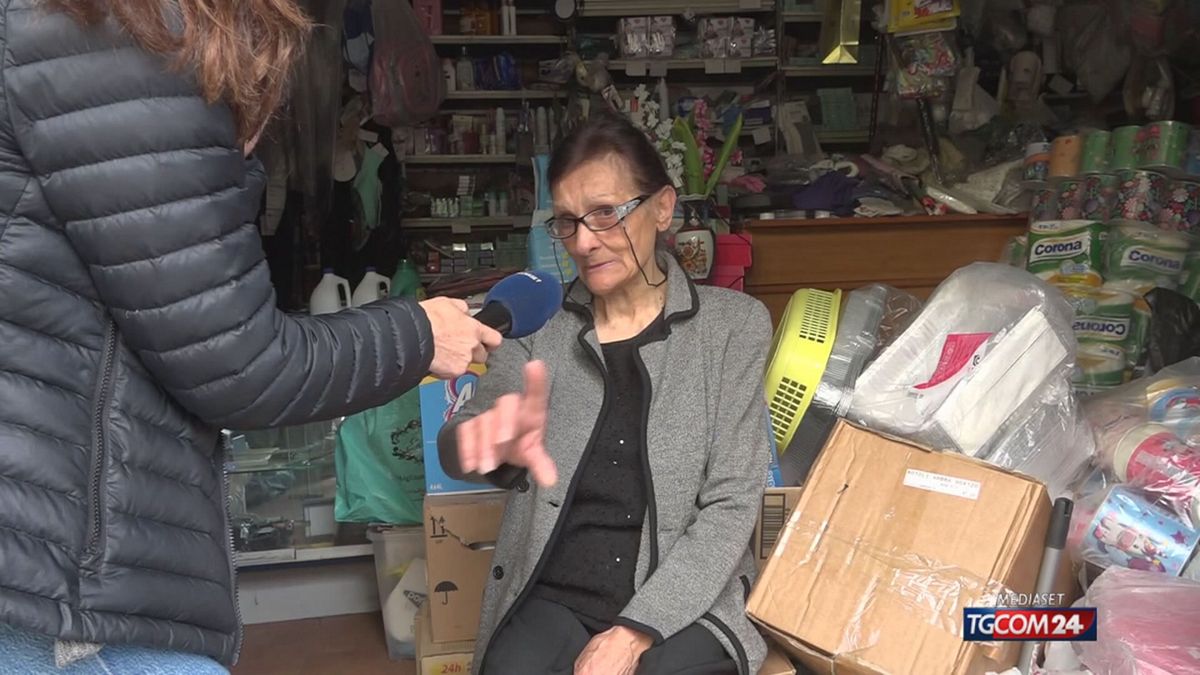 Le occupano casa, 79enne costretta a dormire sui cartoni