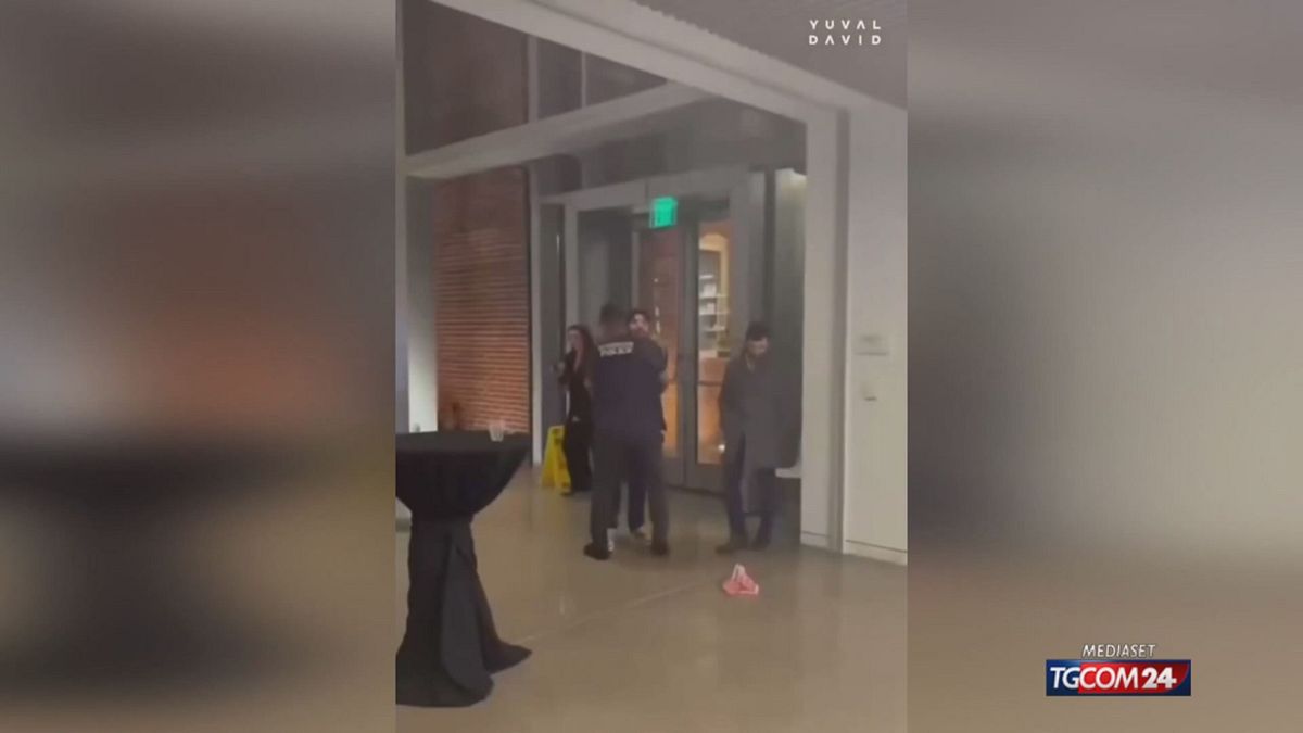 Israeliani uccisi a Washington, le immagini del fermo del killer | Ha urlato "Palestina libera"