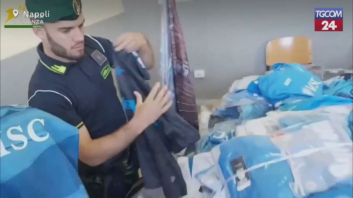 Napoli, sequestrati oltre 20mila articoli contraffatti per la festa scudetto