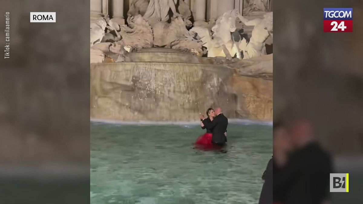 una coppia da dolce vita nella fontana di trevi