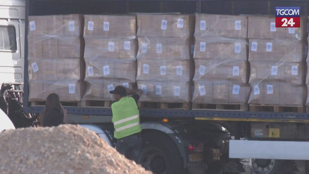 Gaza, camion con aiuti entrano dal valico di Kerem Shalom
