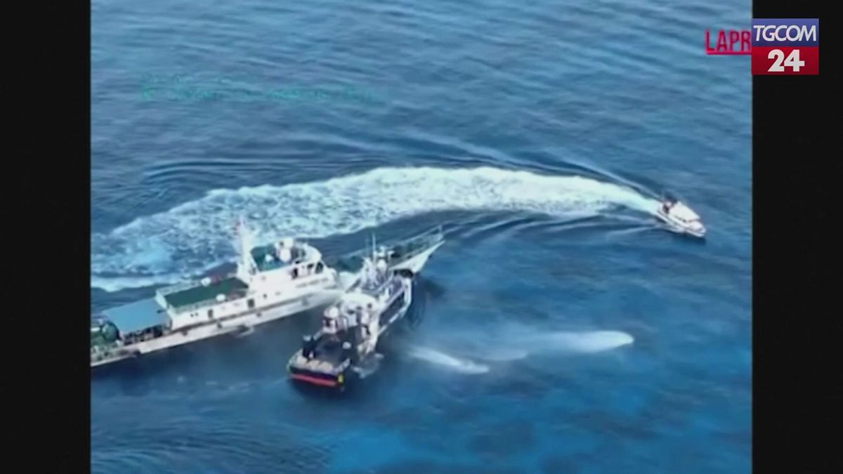 Guardia Costiera cinese usa cannone ad acqua contro una nave filippina