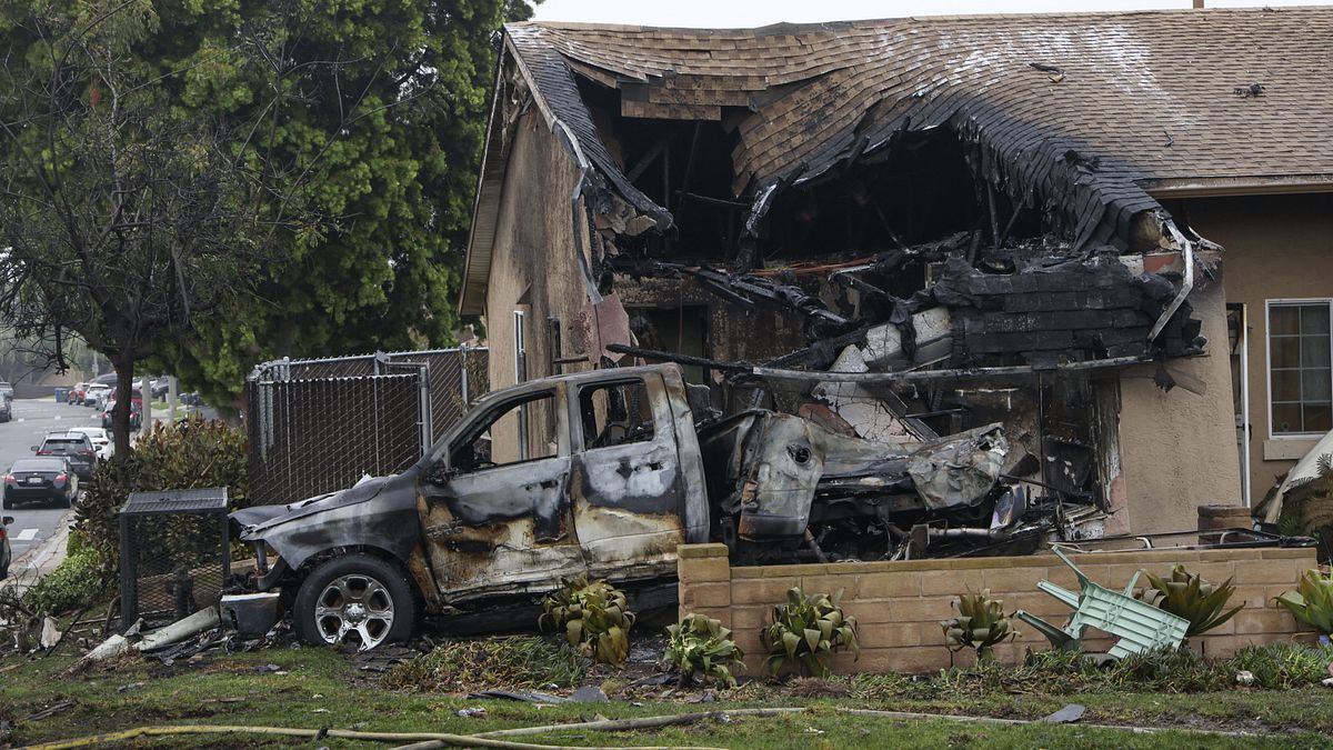 Usa, "diverse vittime" nello schianto di un aereo privato a San Diego: abitazioni in fiamme
