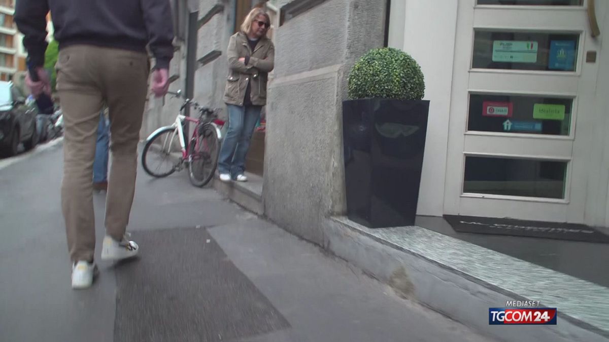cartello in un negozio a milano gli israeliani sionisti non sono benvenuti 