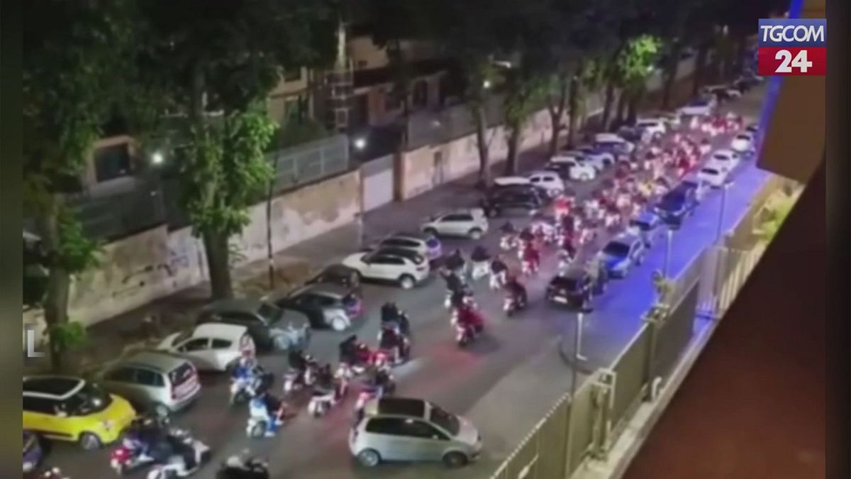 l insonne notte dei giocatori del cagliari corteo di 400 scooter sotto l albergo a napoli