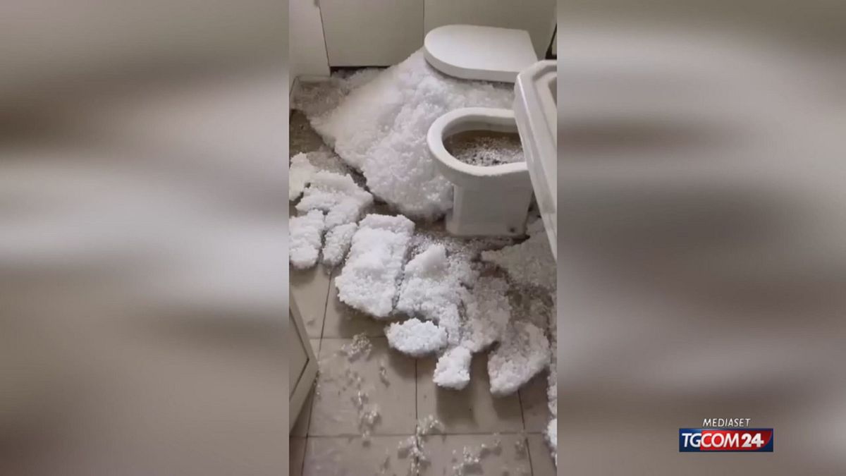 Pinerolo, il video di servizi igienici intasati dai chicchi di grandine è virale