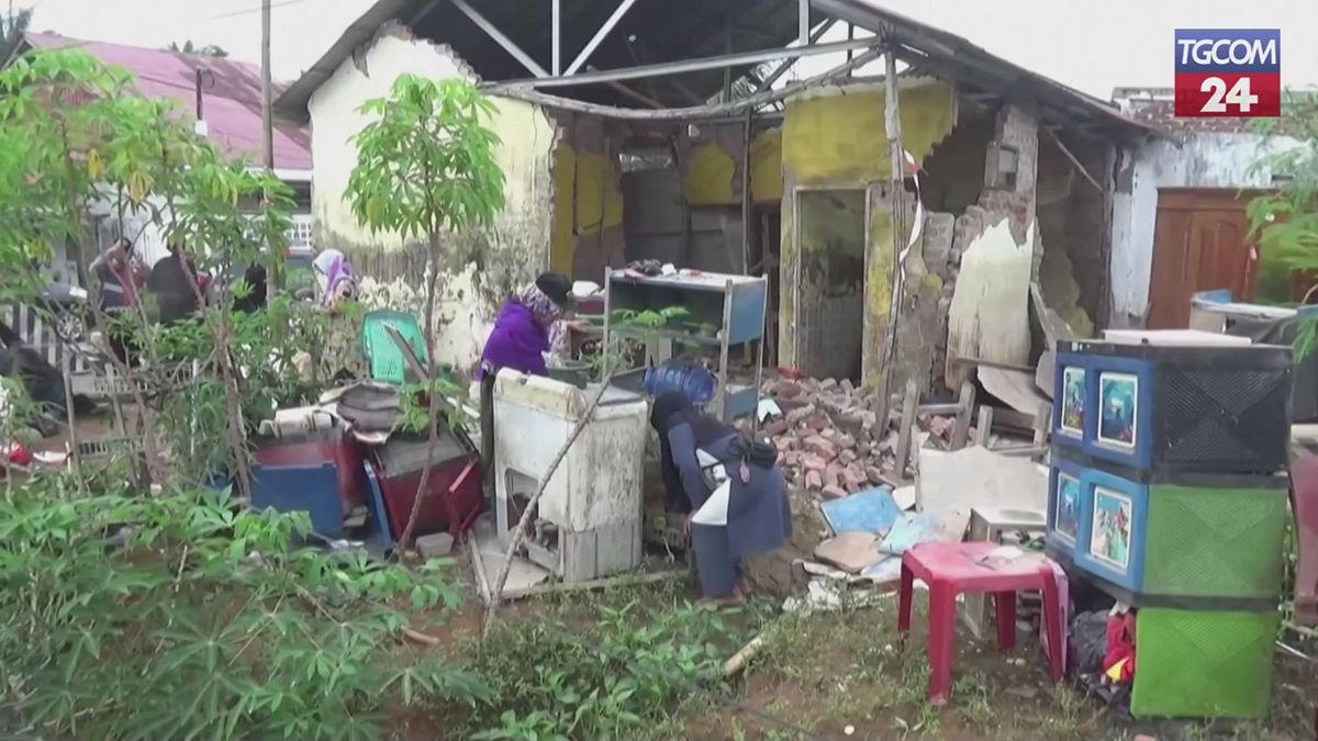 Terremoto in Indonesia, sisma di magnitudo 6.3 a Sumatra: oltre 100 case distrutte