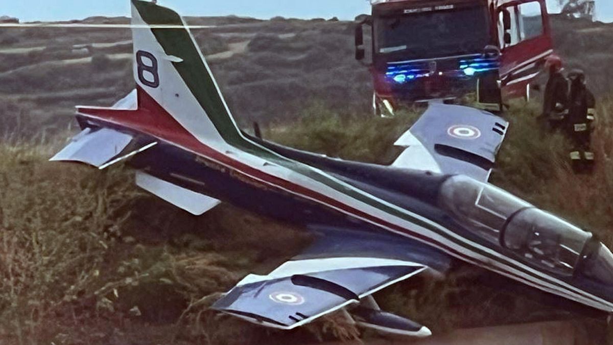 incidente frecce tricolori a pantelleria parte di uno degli aerei in vendita sul web