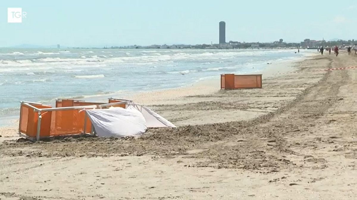 Tragedia a Pinarella di Cervia, donna muore travolta da una ruspa | L