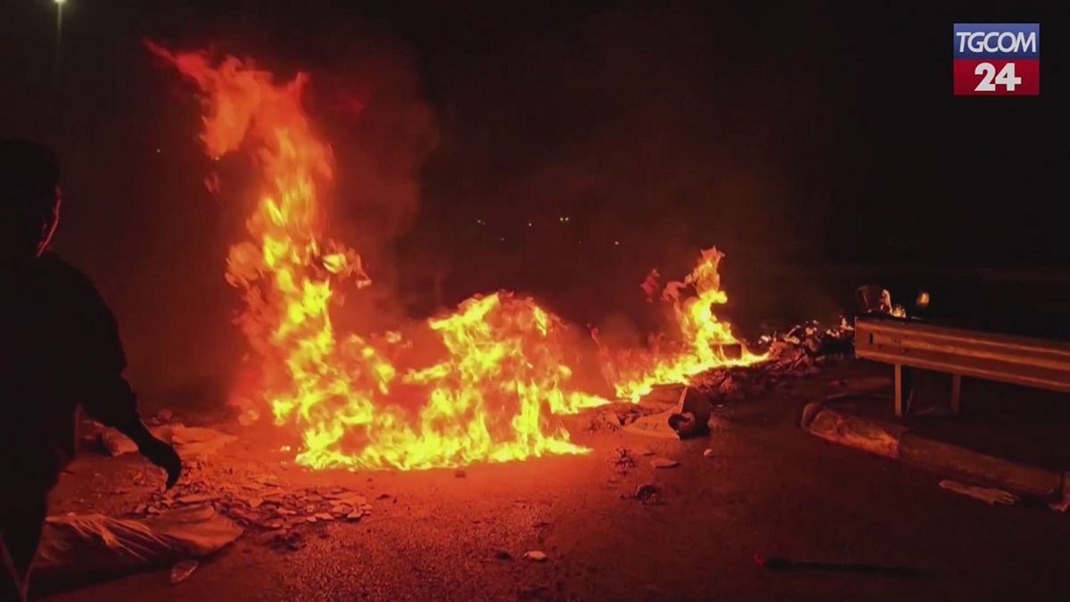 libia a tripoli strade bloccate e pneumatici in fiamme contro il governo