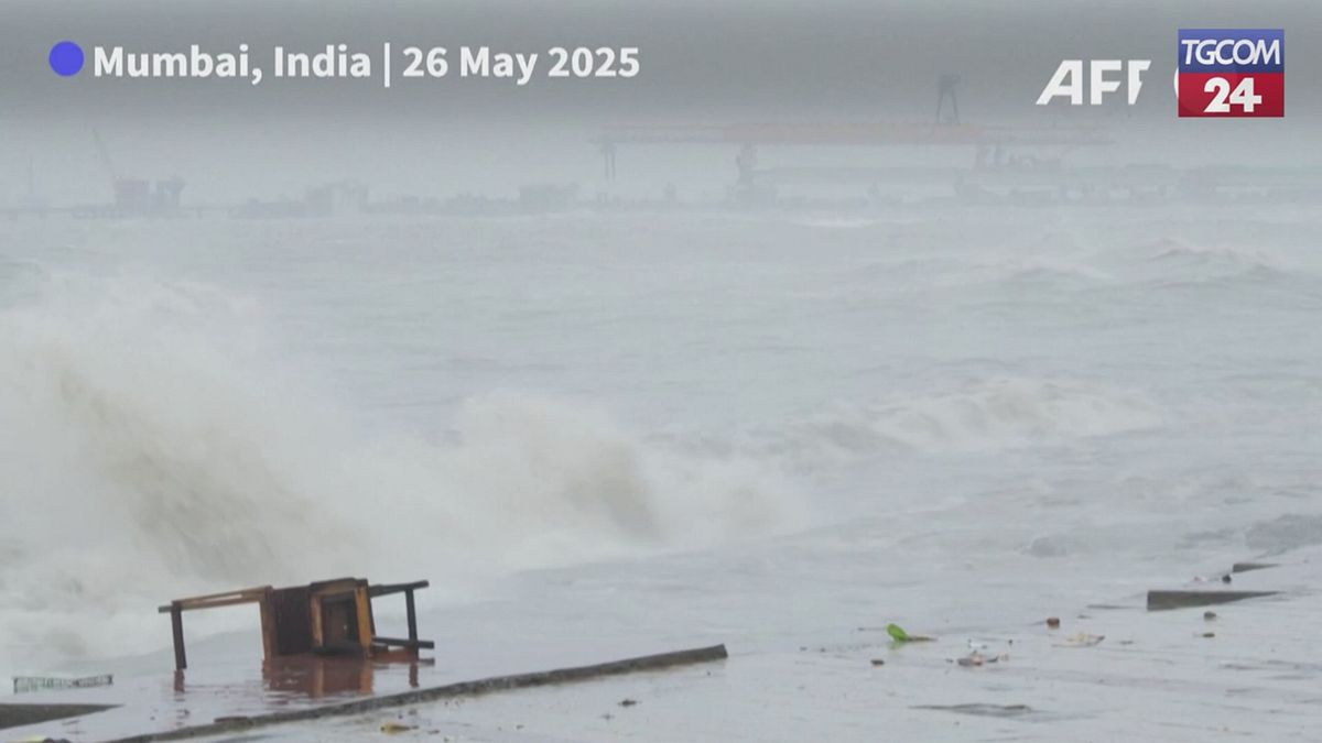 india le piogge monsoniche colpiscono mumbai in anticipo forti disagi in tutta la città