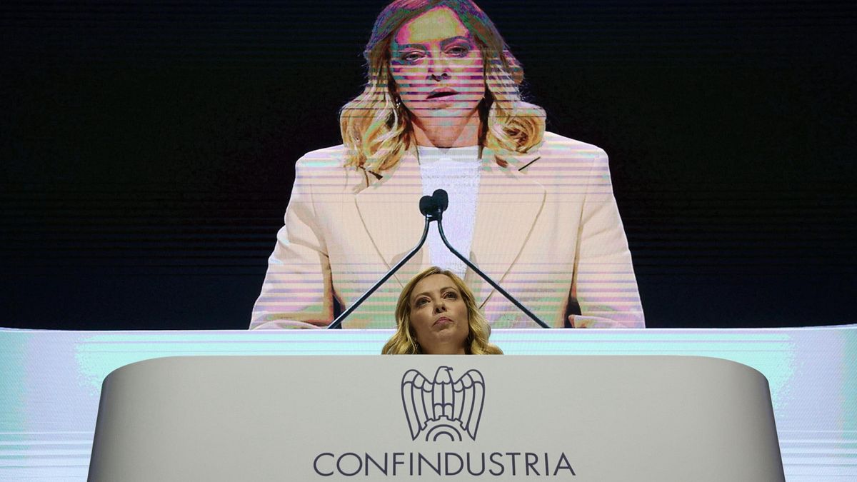 İtalya karmaşık ekonomik çerçevede güvenilir