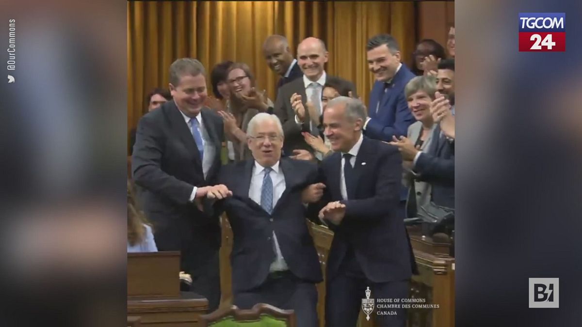 Canada, il nuovo Speaker della Camera dei Comuni "trascinato" al suo posto
