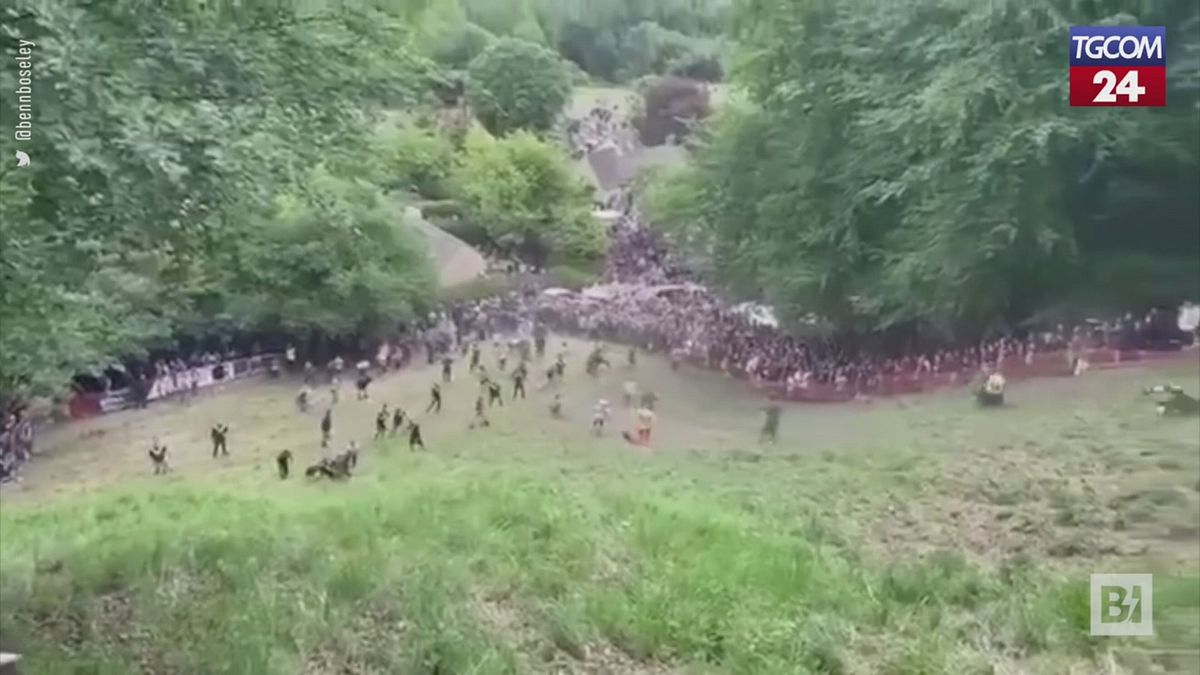 inghilterra torna la corsa del rolling cheese giù dalla collina dietro una forma di formaggio