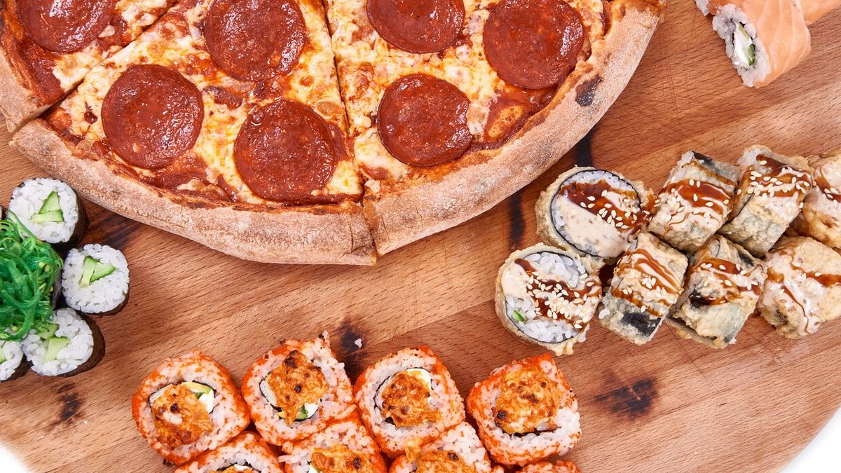 Ücretsiz yemekte daha iyi suşi veya pizza?