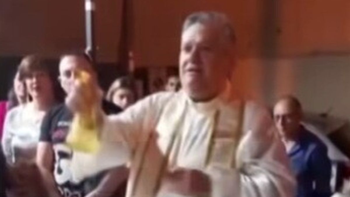 catania fedeli contro il parroco che benedice con lo spruzzino 