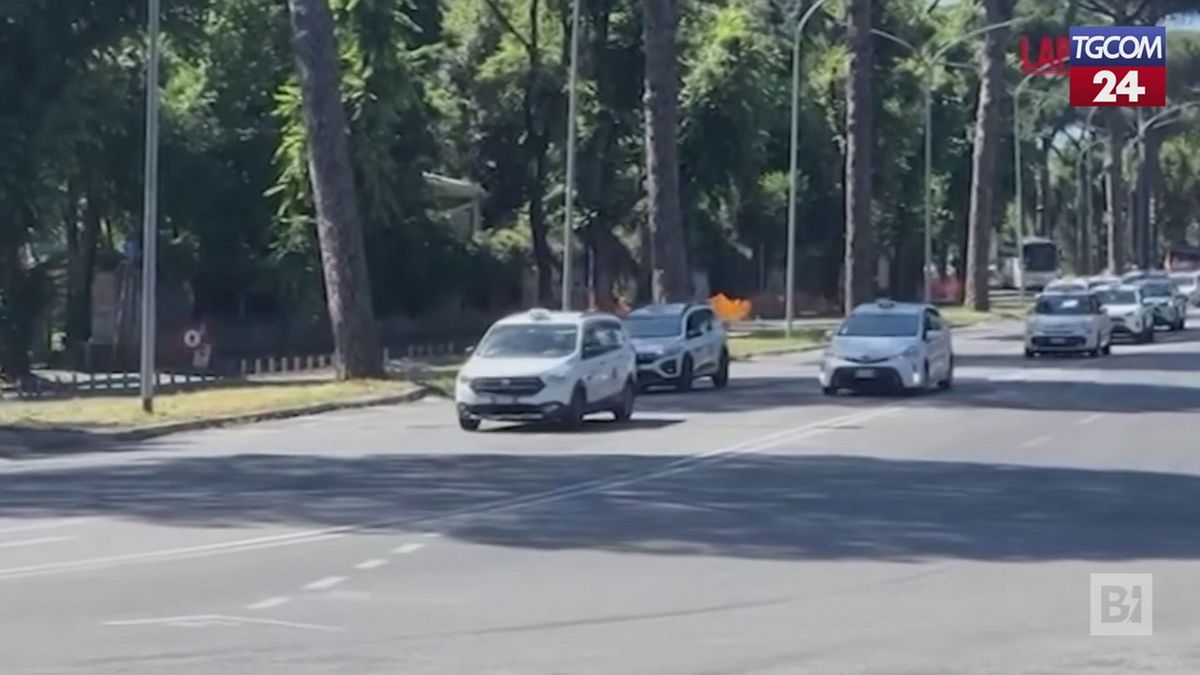 roma protesta dei taxi corteo di auto verso il campidoglio