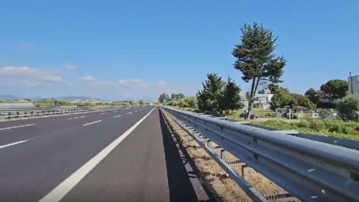 tre donne e una bimba contromano sull a2 i carabinieri evitano lo schianto