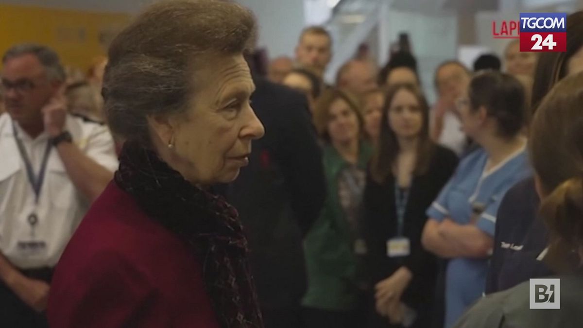 auto sulla folla a liverpool la principessa anna incontra lo staff medico che ha prestato soccorso