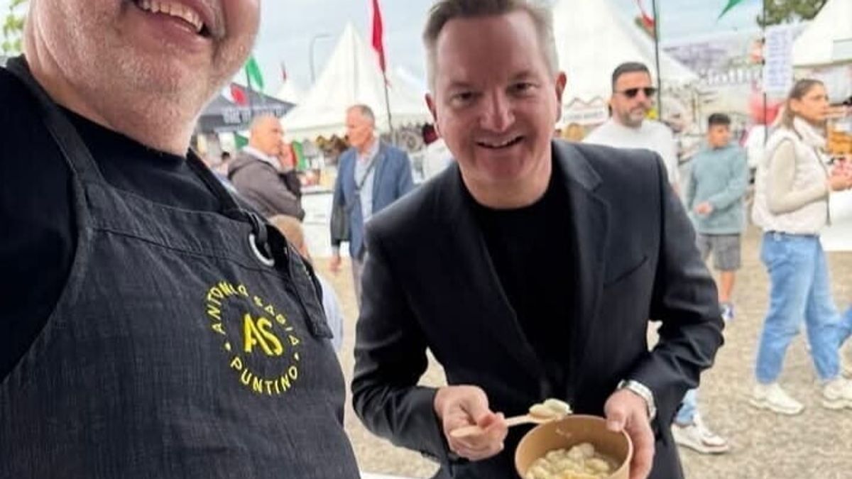 gaffe del ministro australiano bowen mangia un piatto di gnocchi durante la messa