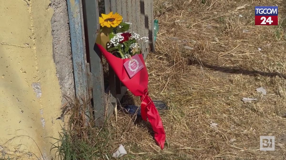 afragola un mazzo di fiori sul luogo dell omicidio di martina carbonaro