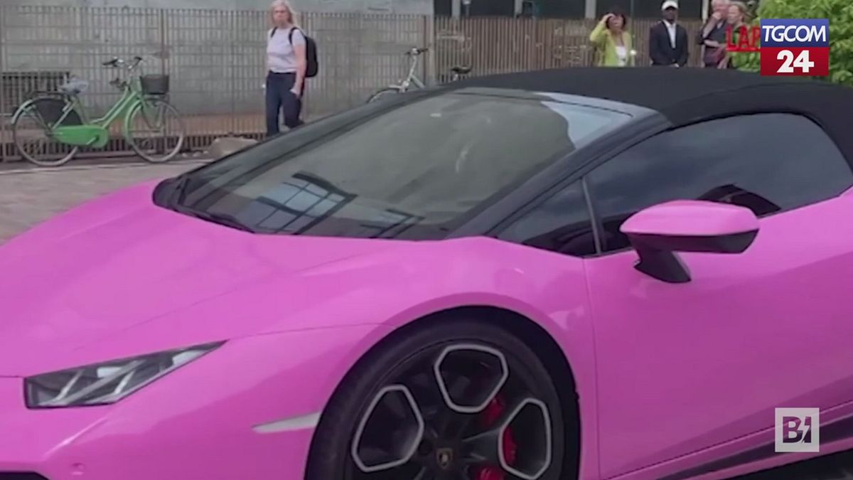 wanda nara e il divorzio da icardi la showgirl in tribunale su una lamborghini rosa