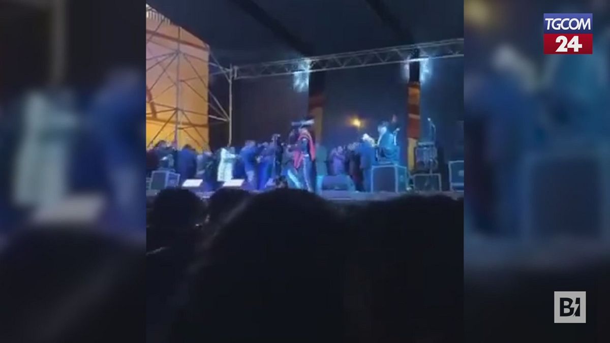 Perù, durante una festa scolastica crolla il palco: diversi feriti