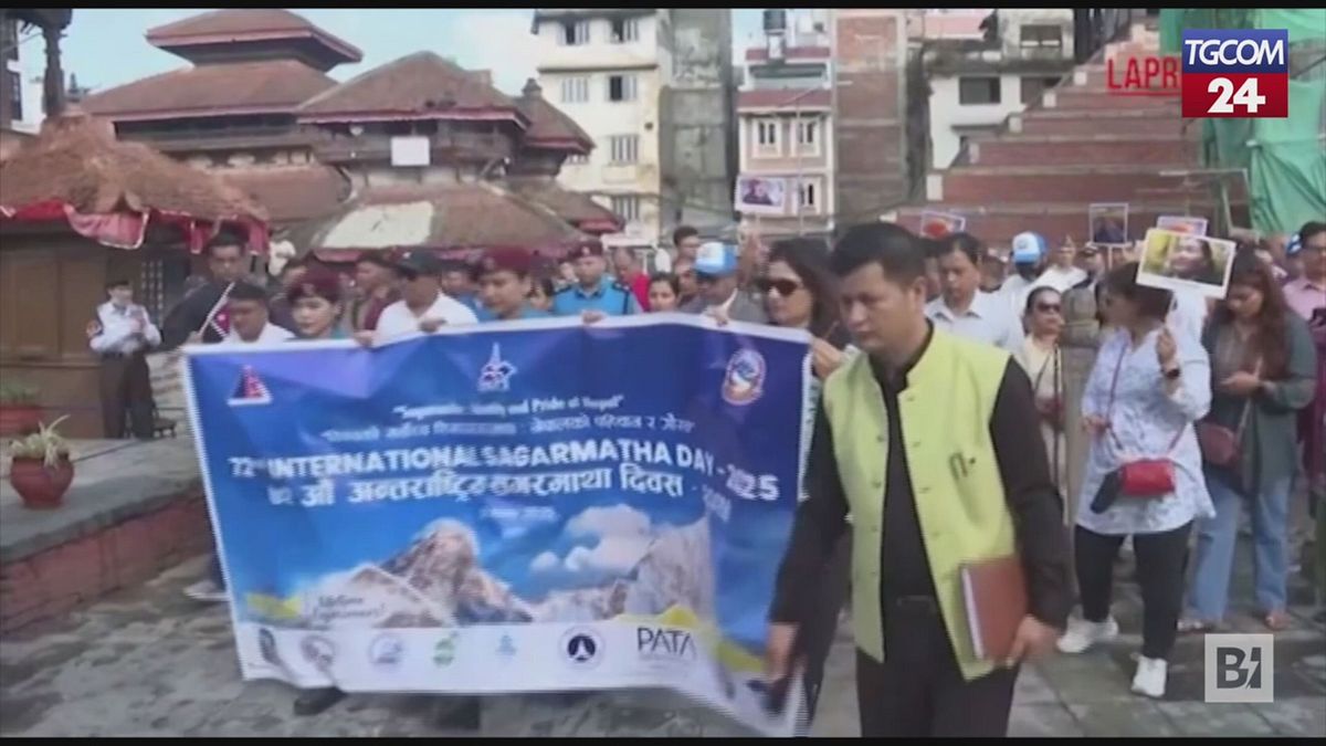 kathmandu la festa per l anniversario della conquista dell everest