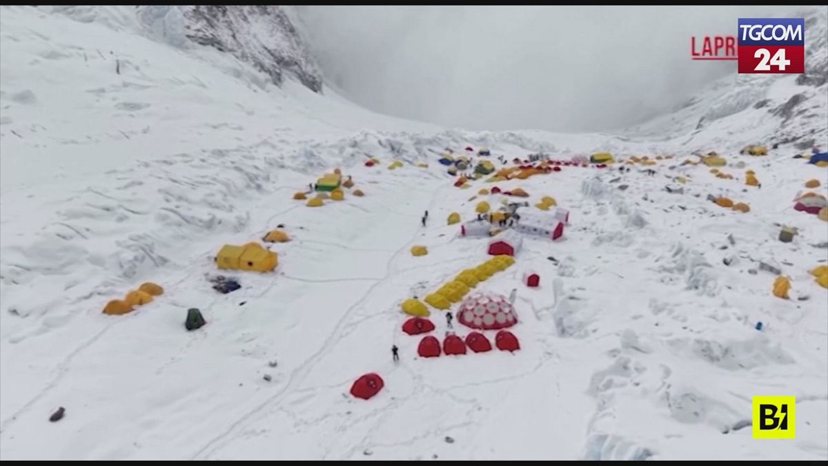 Everest, allarme dal Nepal: raccolte 11 tonnellate di rifiuti