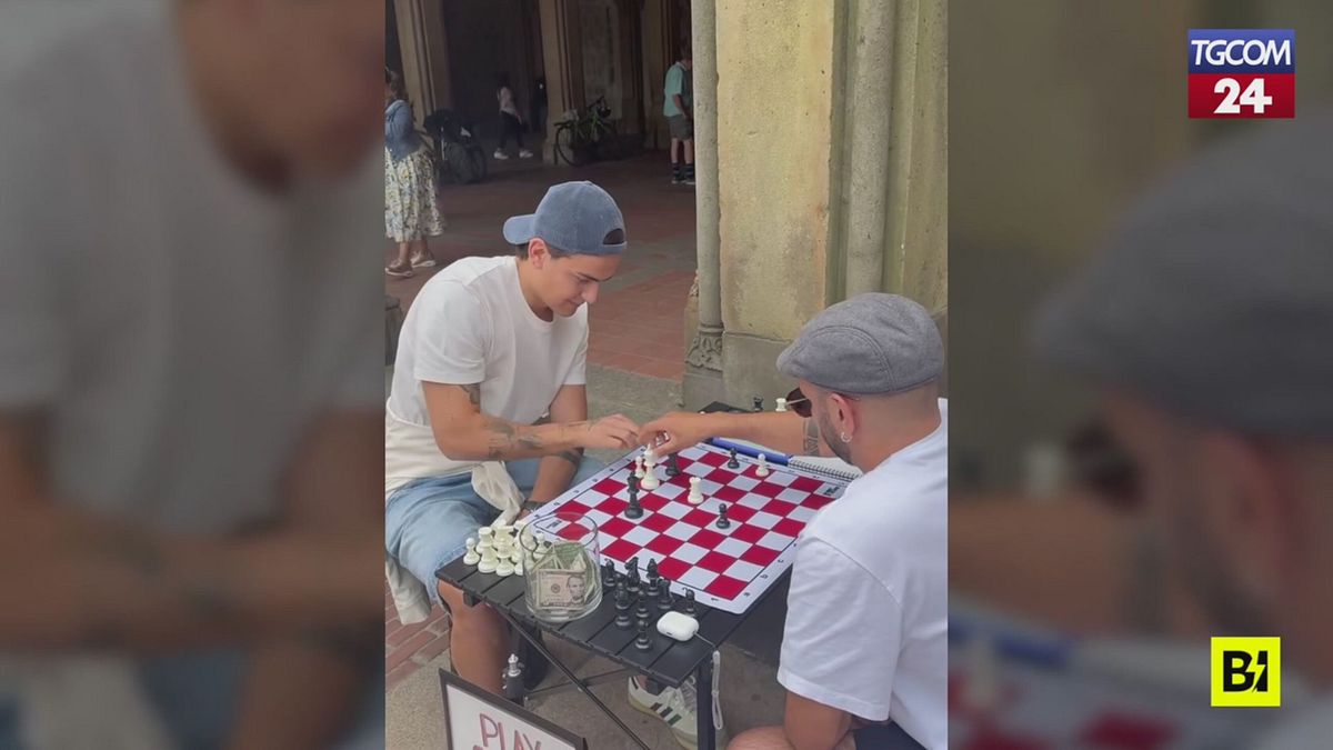 paulo dybala gioca a scacchi a new york