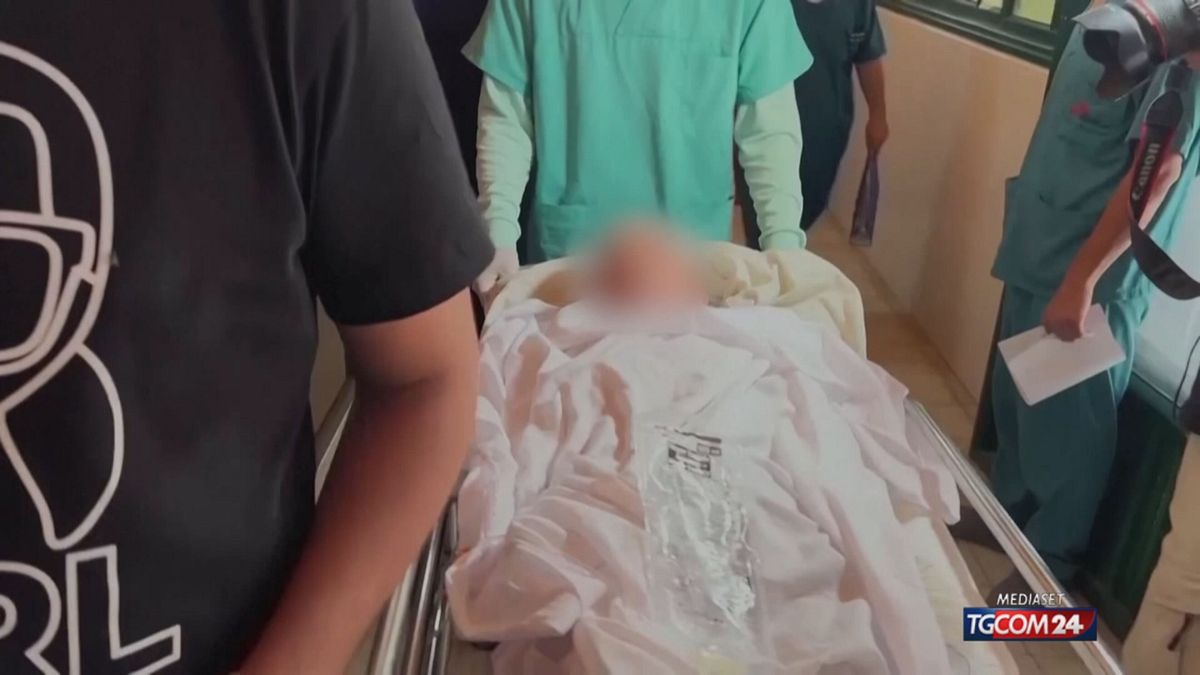 l appello da gaza per l unico bimbo sopravvissuto al raid salvate adam curatelo in italia 
