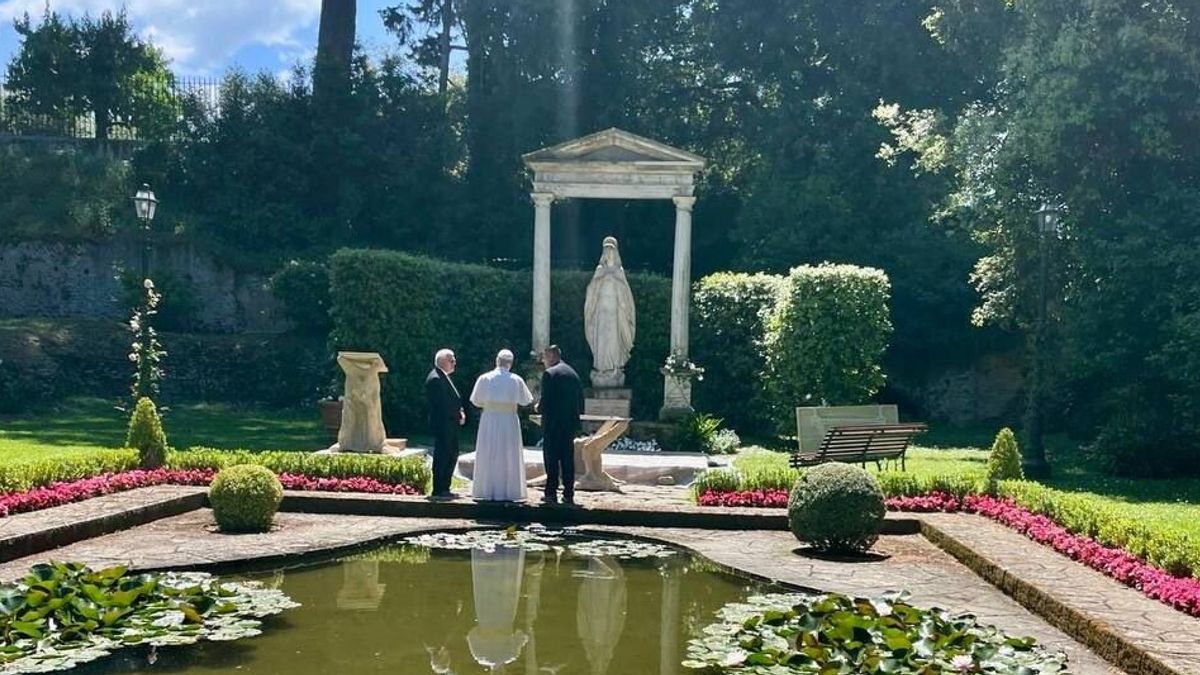 papa leone xiv riapre castel gandolfo e visita borgo laudato sì