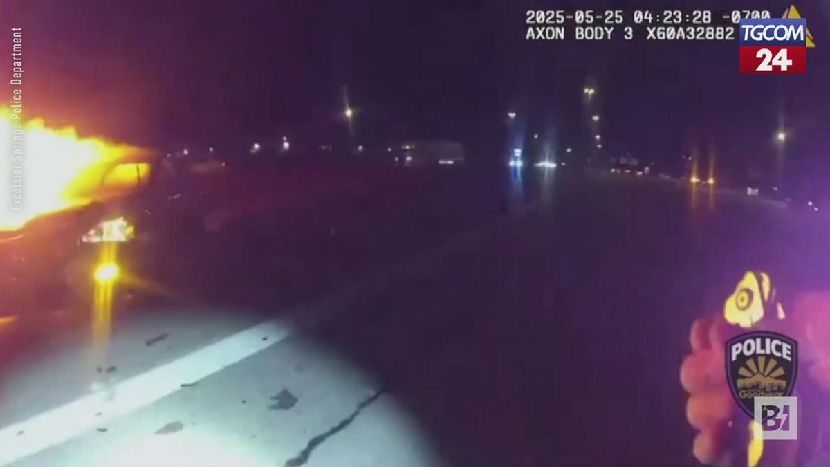 arizona auto va a fuoco dopo incidente agente eroe salva una donna