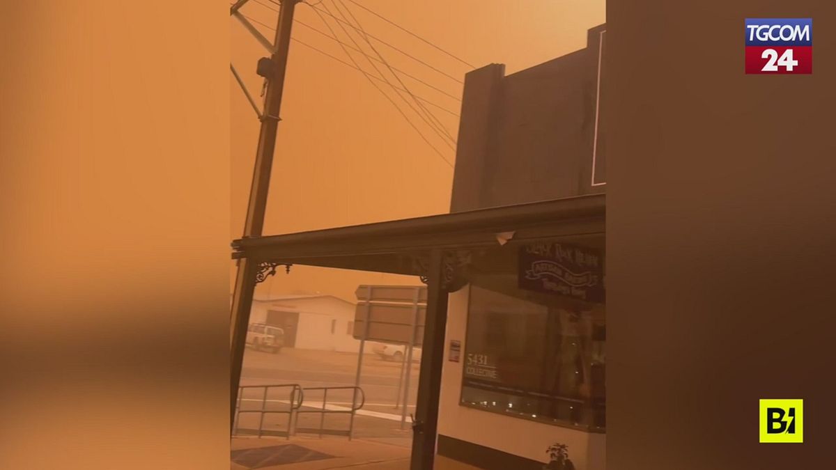 australia tempesta di sabbia il cielo si tinge di arancione