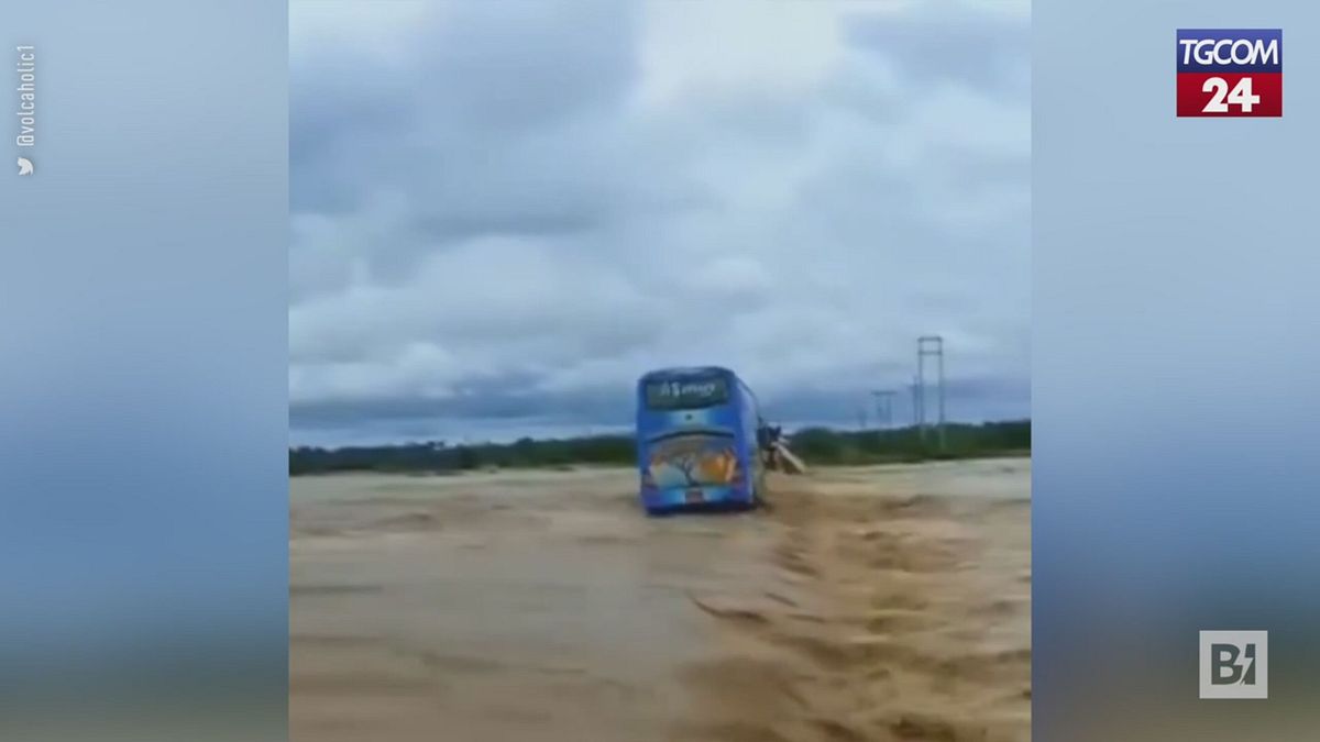 Myanmar, autobus travolto dalla corrente del fiume