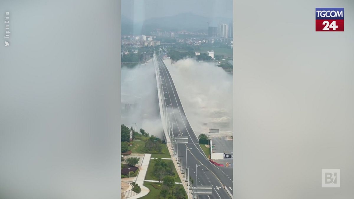 cina lo spettacolare crollo controllato del ponte di xingan