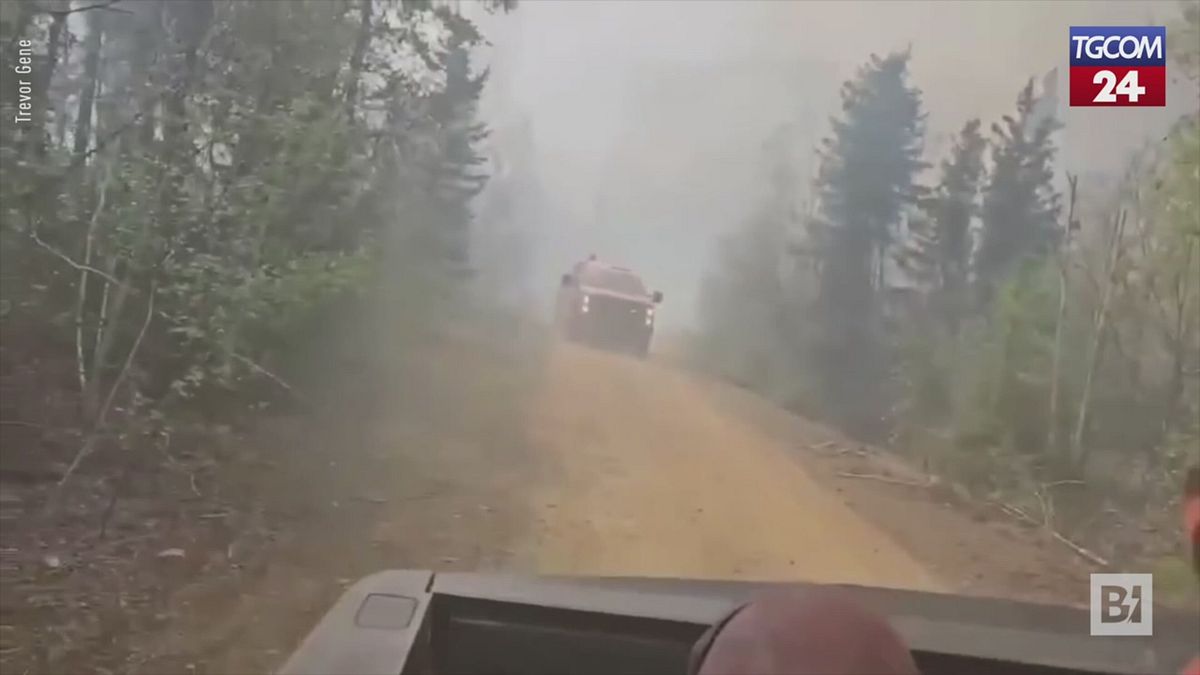 vasti incendi in canada anche i vigili del fuoco costretti a fuggire