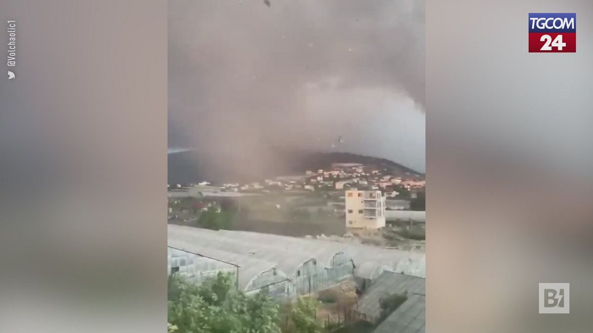 turchia tornado devasta antalya tetti scoperchiati e serre distrutte