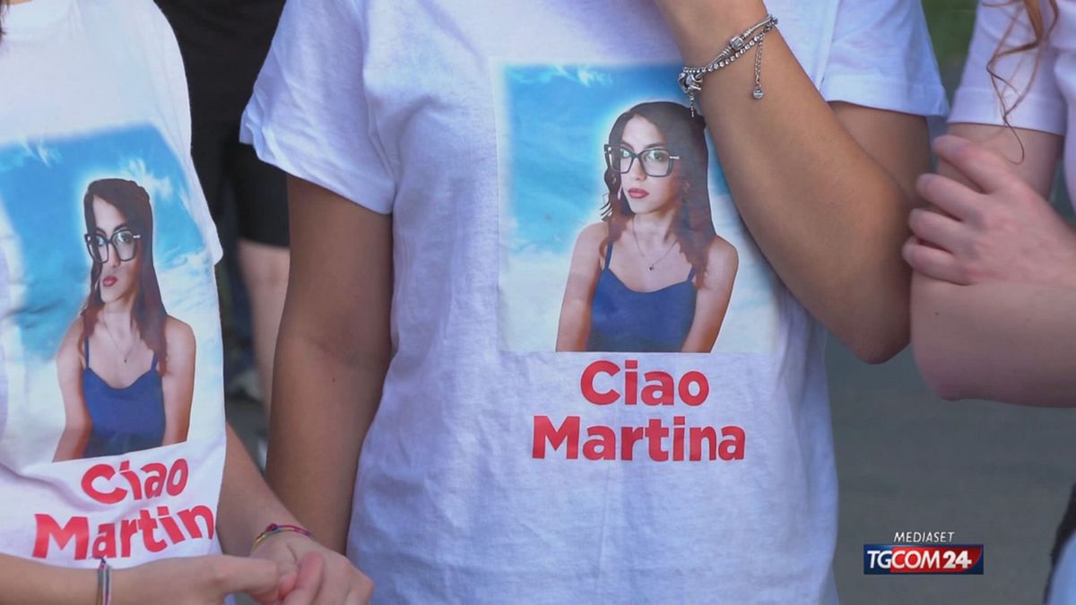 martina carbonaro per lei un flashmob a casoria napoli davanti alla sua scuola
