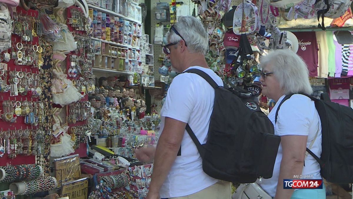 venezia il regolamento anti paccottiglia è legge stop a souvenir e take away