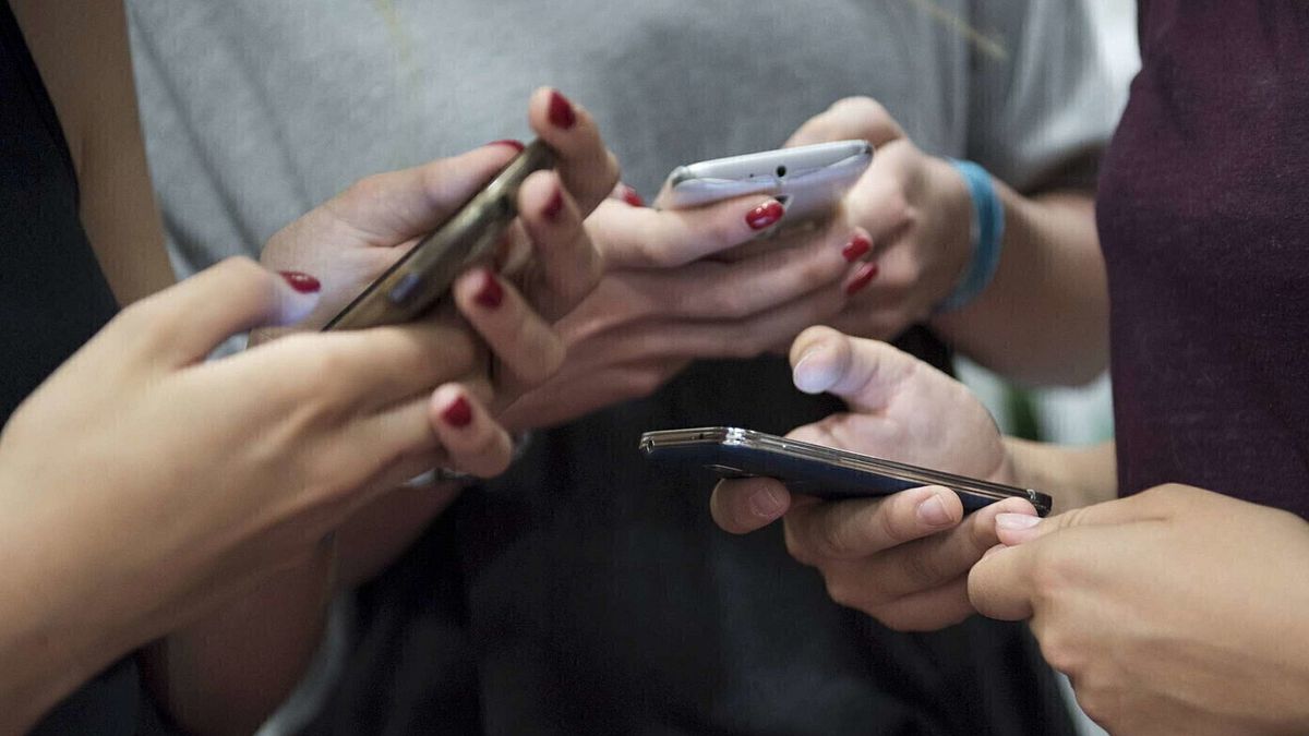 Torino, gli tolgono lo smartphone: 15enne in ospedale per crisi d