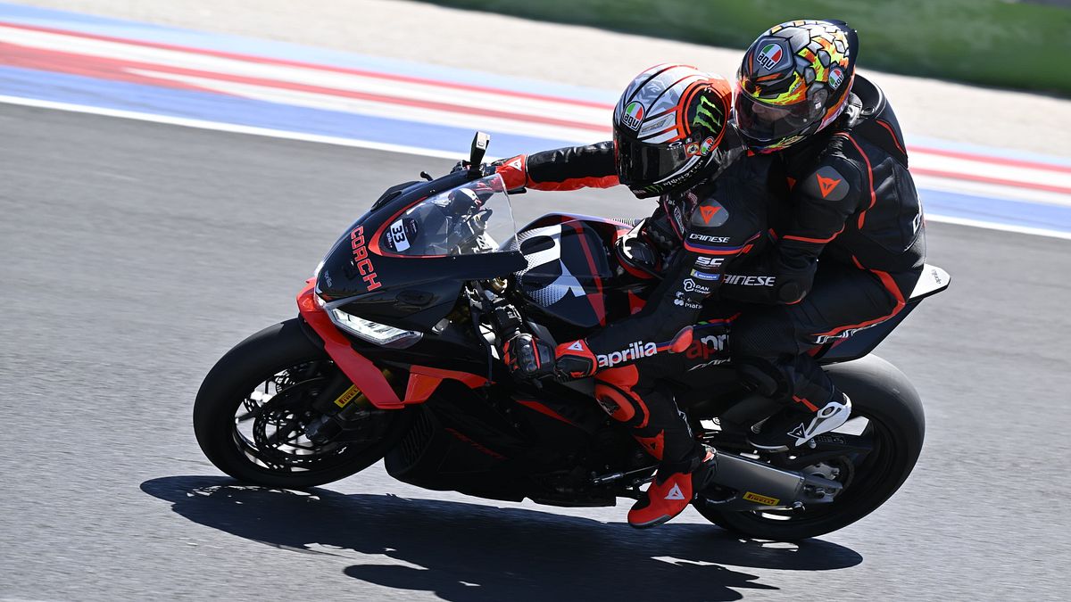 Bezzecchi in pista a Misano con un passeggero speciale: la mamma